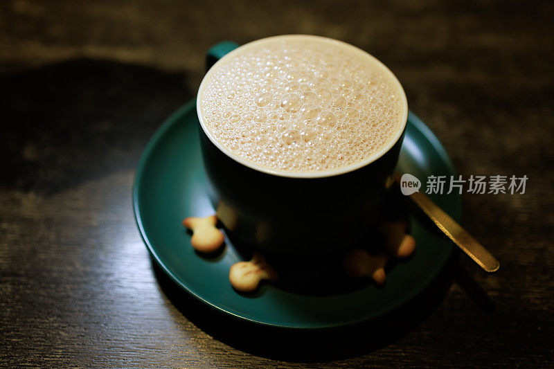 马来西亚流行的热饮，奶茶，也被称为“Teh Tarik”。